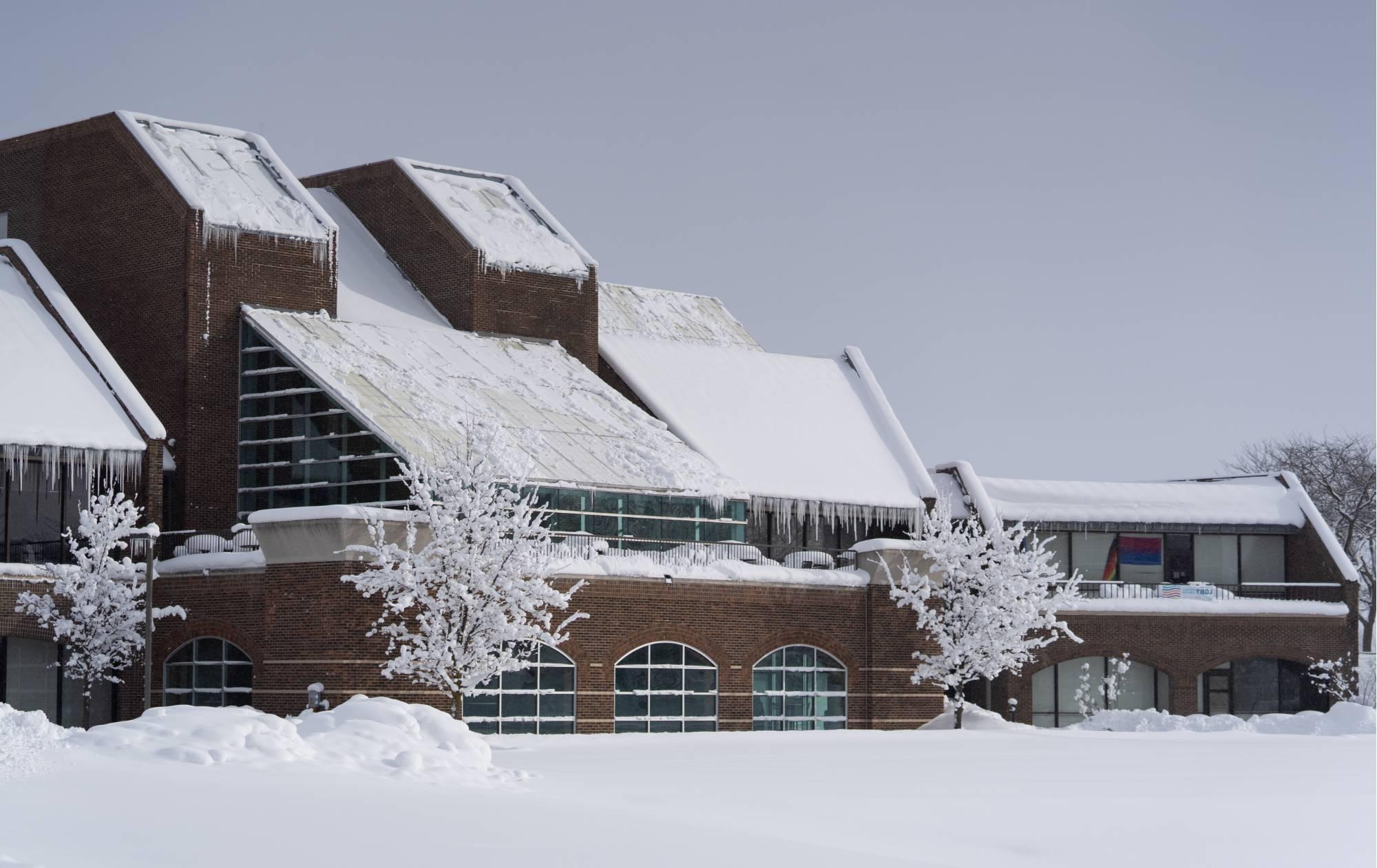 GVSU Allendale校区的Kirkhof中心，冬天的地面上有雪